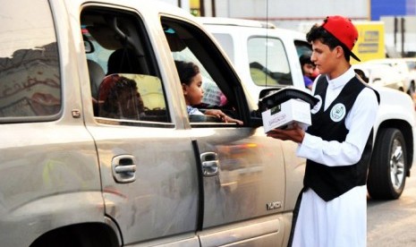 Lebih dari 900 relawan muda membagikan iftar ramadhan di jalan untuk mencegah kecelakaan lalu lintas di jalan Arab Saudi.