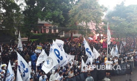 Lebih kurang seribu bobotoh berada di GOR Saparua, Bandung, Selasa (17/10) hendak melakukan long march ke Graha Persib untuk menyampaikan kritik atas performa buruk Persib Bandung di Liga 1.