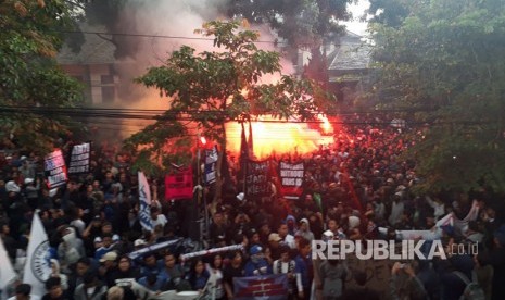 Lebih kurang seribu bobotoh berada di GOR Saparua, Bandung, Selasa (17/10) hendak melakukan long march ke Graha Persib untuk menyampaikan kritik atas performa buruk Persib Bandung di Liga 1.