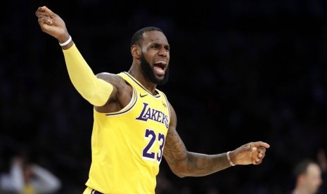 LeBron James mencatatkan 25 poin, 11 rebound, dan 10 assist untuk Los Angeles Lakers saat mengalahkan Orlando Magic dalam kompetisi basket NBA.