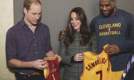 LeBron James (kanan) memberikan jersey kepada Pangeran William dan istrinya Kate Middleton.