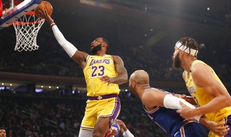 LeBron James membawa Lakers mengalahkan Knicks di New York. 