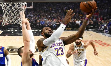 LeBron James membawa Lakers Unggul atas Clippers.(AP Photo/Mark J. Terrill)