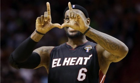 LeBron James, pemain Miami Heat, membuat aksi 'U' sebagai bentuk dukungan terhadap Universitas Miami saat menghadapi Orlando Magic di laga NBA pada Rabu (6/3). 