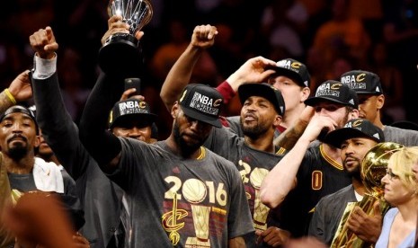 LeBron James (tengah) merayakan gelar juara NBA 2016.