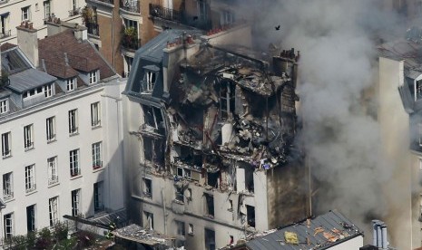 Ledakan akibat kebocoran gas menghancurkan bagian atas semua apartemen di Paris, Prancis, Jumat, 1 April 2016.