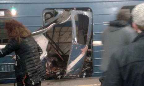 A bomb blast on a St Petersburg metro train killed 14 people and wounded dozens more.