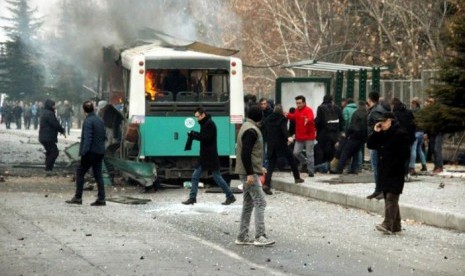 Ledakan bom mobil di sebuah bus yang mengangkut tentara bebas tugas di Kayseri, Turki, Sabtu, 17 Desember 2016. Sebanyak 13 tentara tewas.