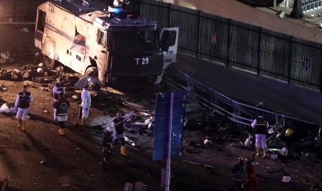 Ledakan di luar stadion Besiktas, Istanbul, Turki, Sabtu (10/12).