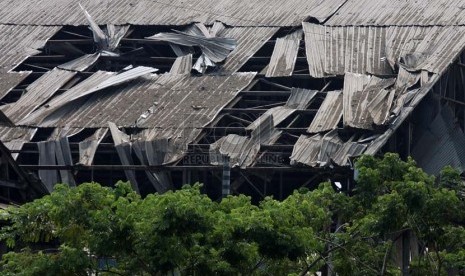   Suasana gudang Amunisi Satuan Komando Pasukan Katak yang hancur akibat ledakan di Kawasan Armada Barat di Pondok Dayung, Jakarta Utara, Rabu (5/3).   (Republika/Yasin Habibi)