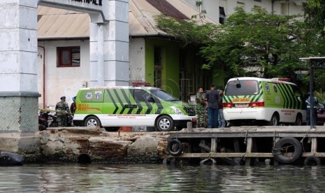  Mobil ambulans di dermaga gudang Amunisi Satuan Komando Pasukan Katak yang hancur akibat ledakan di Kawasan Armada Barat di Pondok Dayung, Jakarta Utara, Rabu (5/3).    (Republika/Yasin Habibi)