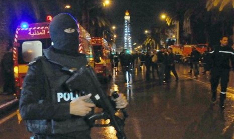 Ledakan mematikan menghantam bus penjaga presiden Tunisia, di Tunis, Selasa (24/11). Setidaknya 12 jiwa tewas dan pemerintah Tunisia mengumumkan keadaan darurat.