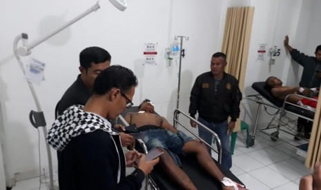 Ledakan petasan terjadi saat aktivitas bongkar muat petasan di Jalan Stasiun Timur Kota Sukabumi Senin (13/5). Dampaknya lima orang warga luka-luka.