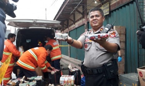 Ledakan petasan terjadi saat aktivitas bongkar muat petasan di Jalan Stasiun Timur Kota Sukabumi Senin (13/5). Dampaknya lima orang warga luka-luka.