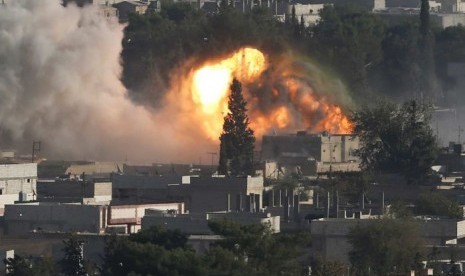 Ledakan setelah serangan udara AS di kota perbatasan Suriah, Kobane. 