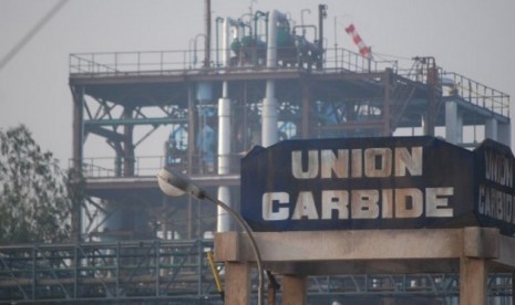 Ledakan terjadi di sebuah pabrik pestisida Union Carbide, Bhopal, India pada 3 Desember 1984. 