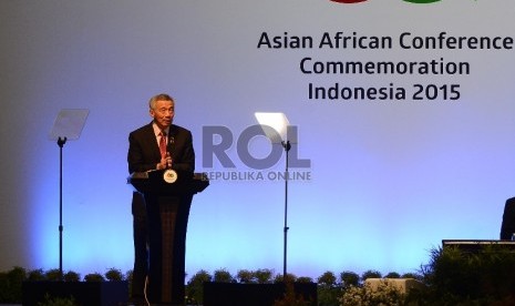 Lee Hsien Loong memberikan pandangan nya mengenai Konferensi Tingkat Tinggi Asia Afrika saat leader summit yang merupakan puncak rangkaian peringatan 60 tahun KTT Asia Afrika di Jakarta Convention Center, Jakarta, Rabu (22/4).  (Republika/Raisan Al Farisi)