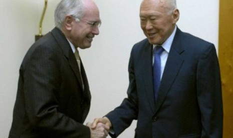  Lee Kuan Yew (kanan) disambut John Howard di tahun 2007 saat pendiri Singapura itu menerima gelar doktor honoris causa dari ANU. Ia juga disambut demonstrasi di Canberra saat itu.