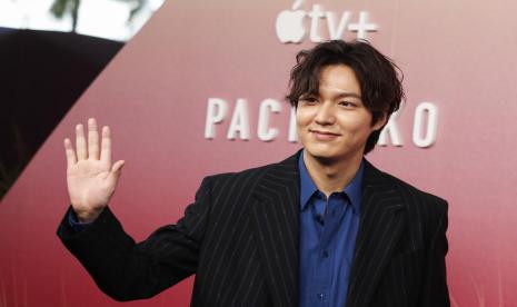 Lee Min-ho berpose di karpet merah peluncuran serial orisinal Apple TV, Pachinko, di Academy Museum of Motion Pictures di Los Angeles, California, AS, 16 Maret 2022. 