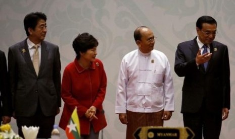 Left to right: Japan's Prime Minister Shinzo Abe, South Korea's President Park Geun-Hye, Myanmar's President Thein Sein listen as China's Premier Li Keqiang talks in Naypyitaw November 13, 2014.