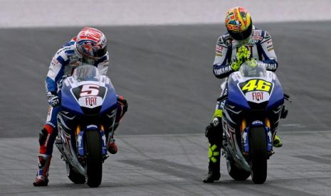 Legenda balap MotoGP Valentino Rossi (kanan) bersama Colin Edwards di lintasan saat masih sama-sama memperkuat Fiat Yamaha dalam sebuah balapan di Sirkuit Sepang, Malaysia, 2007 silam. 