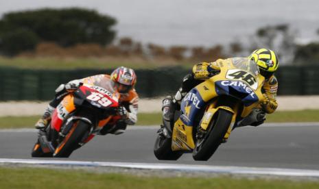 Legenda balap motor dunia Valentino Rossi (kanan) memacu motor dengan Nicky Hayden mengejar di belakangnya pada sebuah balapan di ajang MotoGP Seri Australia pada September 2006 silam. 