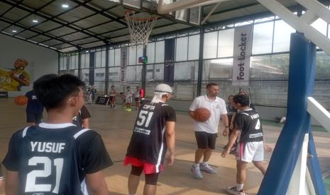 Legenda basket Indonesia Ali Budimansyah (baju putih) memberikan coaching clinic kepada komunitas pebasket tuli Indonesia (IDB) di Jakarta, Sabtu (14/9/2024),