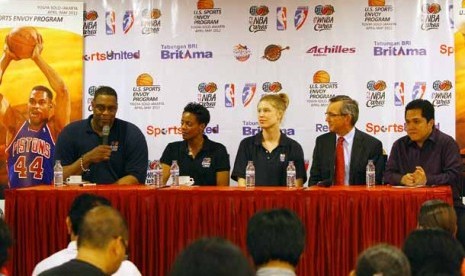 Legenda basket NBA, Rick Mahorn (dari kiri) dan Edna Campbell, Wakil Atase Kebudayaan Kedubes AS, Arend Zwaetjes, Duta Besar AS untuk Indonesia, Scot Marciel dan Ketua SEABA, Erick Thohir saat menggelar jumpa pers di Jakarta, Rabu (2/5)