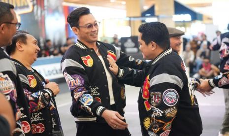 Legenda bola basket Indonesia Denny Sumargo (dua kanan) dan Erick Thohir dalam acara launching buku 