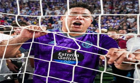 Legenda Brasil Ronaldo merayakan keberhasilan klub yang dimilikinya, Real Valladolid promosi ke La Liga 2022/2023.