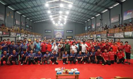 Legenda bulu tangkis  Atik Jauhari (tengah memegang karangan bunga) dan istri berfoto bersama dengan Candra Wijaya dan para peserta turnamen bulu tangkis Yonex-Sunrise Doubles Special Championships 2023 Presented by Candra Wijaya di Hall Daihatsu Yonex-Sunrise Candra Wijaya International Badminton Centre (DYSCWIBC), Serpong, Tangerang Selatan, Banten, Rabu (1/11/2023). 