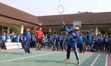 Legenda bulu tangkis Indonesia Candra Wijaya (baju merah) memberikan pengarahan dalam peluncuran perdana program SML Mencari Juara 2019 di SD Negeri Setu, Tangerang Selatan, Banten, Rabu (16/10). Program ini mencari bibit pebulu tangkis muda di daerah Tangerang Selatan.