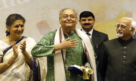 Legenda film India Soumitra Chatterjee (tengah). Chatterjee meninggal dunia pada Ahad (15/11) setelah mengalami komplikasi akibat Covid-19.