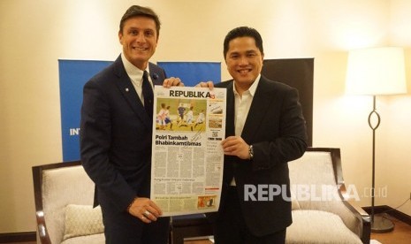 Legenda Inter Milan Javier Zanetti memegang Harian Republika bersama mantan Presiden Inter Milan, Erick Thohir.