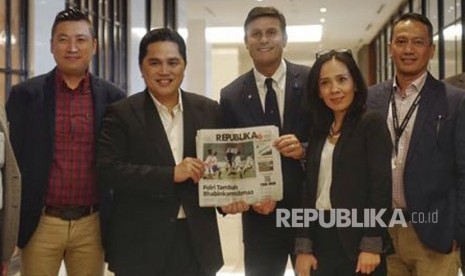 Legenda Inter Milan Javier Zanetti (tengah) memegang Harian Republika bersama Presiden Inter Milan Erick Thohir (kedua dari kiri) usai press conference mengenai Inter Academy Indonesia, Rabu (14/2)..