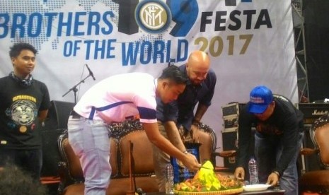 Legenda Inter Milan Walter Zenga (kedua kanan) memotong tumpeng ulang tahun ke-109 Nerazzurri di Jakarta, Ahad (12/3).