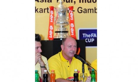 Legenda Liverpool Steve McMahon berbicara dalam jumpa pers di Arena PRJ Kemayoran, Jakarta