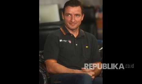 Legenda Liverpool Vladimir Smicer duduk saat mengunjungi Kemenpora di Jakarta, Kamis (7/2/2019). 