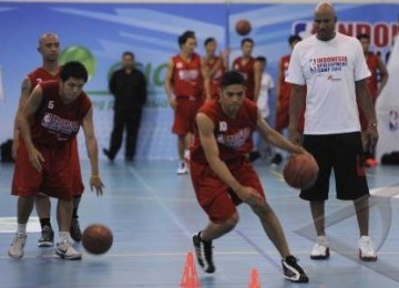 Legenda NBA, Ron Harper (kanan), memberikan pelatihan kepada pemain pelatnas bola basket putra di Basketball Hall Senayan Trade Center, Jakarta, Senin (9/5).