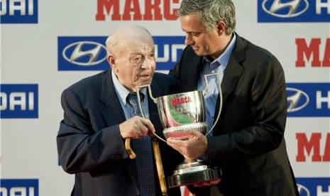 Legenda Real Madrid, Alfredo Di Stefano (kiri), bersama manajer Jose Mourinho. 