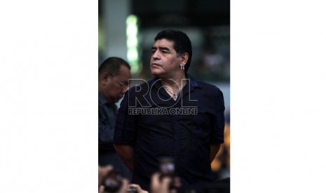  Legenda sepak bola Argentina Diego Maradona saat bertemu penggemarnya di Stadion Gelora Bung Karno (GBK), Senayan, Jakarta, Sabtu (29/6).   (Republika/ Yasin Habibi)