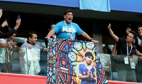  Legenda sepak bola Argentina Diego Maradona saat menyaksikan pertandingan Piala Dunia antara Nigeria dan Argentina, Rabu (27/6). Maradona wafat setelah terkena serangan jantung pada di rumahnya, Argentina, Rabu (25/11).