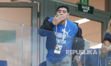 Sebelum Meninggal, Maradona Sempat Operasi Otak. Legenda sepak bola Argentina Diego Maradona saat menyaksikan pertandingan Piala Dunia antara Nigeria dan Argentina.