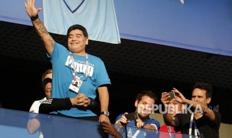 Legenda sepak bola Argentina Diego Maradona saat menyaksikan pertandingan Piala Dunia antara Nigeria dan Argentina.