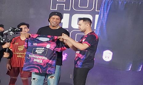 Legenda sepak bola Brasil Ronaldinho hadir dalam Grand Launching jersey RANS Nusantara FC musim 2022/2023, Jumat (24/6/2022). 