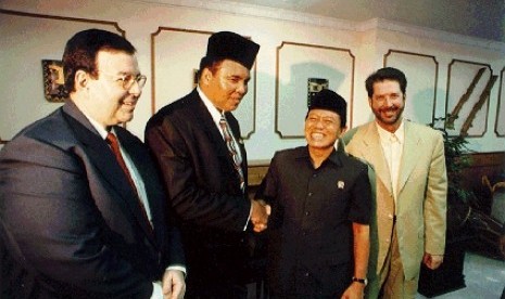 Legenda tinju kelas berat Muhammad Ali bersalaman dengan Harmoko di Jakarta.