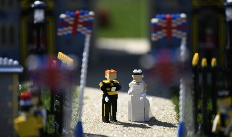 Legoland Windsor membuat replika Lego perkawinan Pangeran Harry dan Meghan Markle. Delapan orang mengerjakan replika menggunakan hampir 40 ribu keping Lego selama 592 jam.