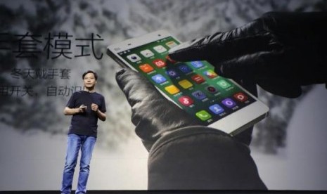 Lei Jun, founder and chief executive officer of China's mobile company Xiaomi Inc, introduces the new features of Xiaomi Phone 4 at its launching ceremony, in Beijing, July 22, 2014.