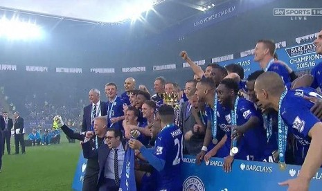 Leicester City mengangkat trofi juara Liga Primer Inggris