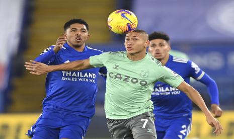 Penyerang Everton Richarlison (tengah), tak bisa memperkuat timnya melawan Manchester City, Selasa (29/12) dini hari WIB.